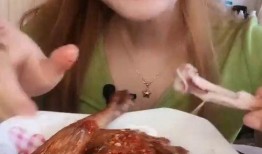 吃炸鸡爆料视频,独家爆料视频带你探秘炸鸡制作全过程